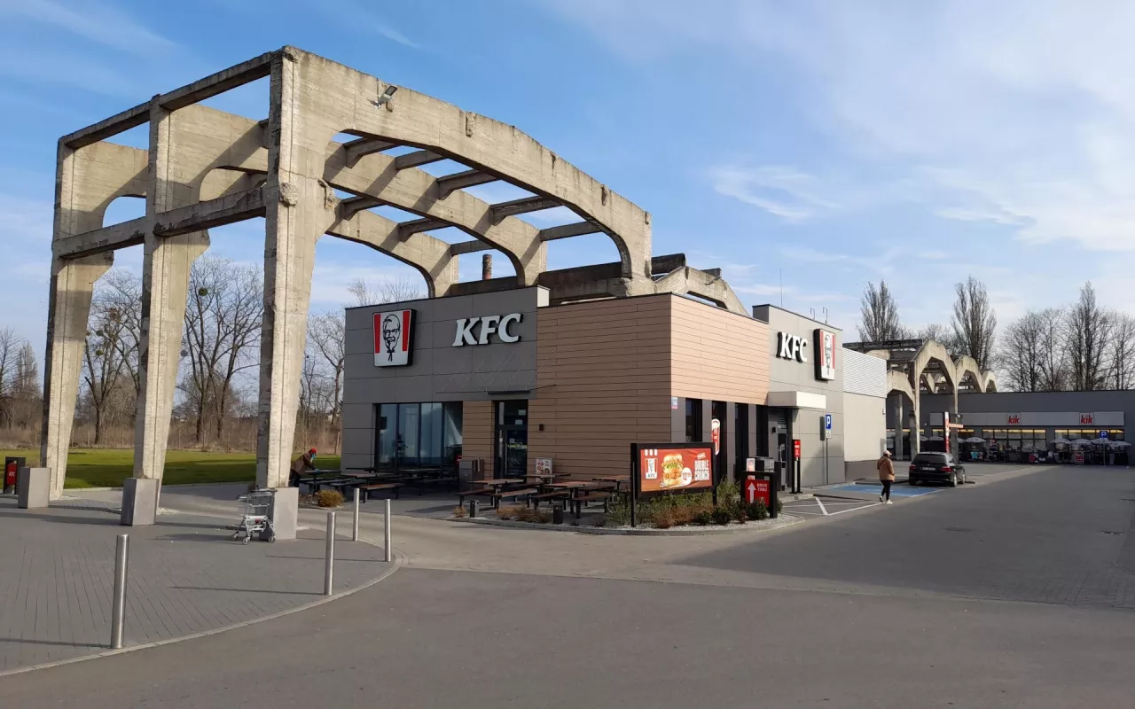 <p>Park handlowy w Łodzi, ul. Rzgowska</p>