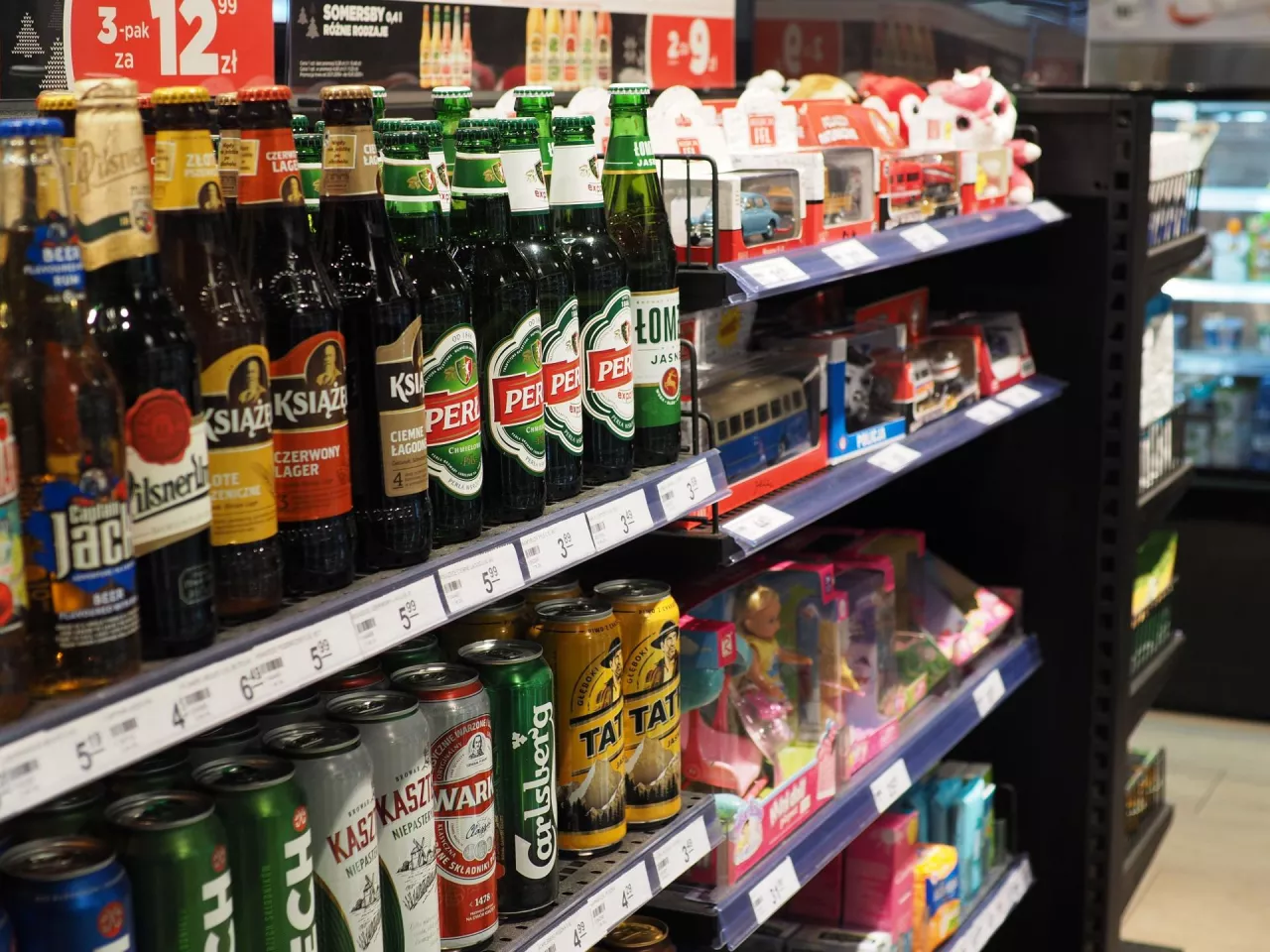 Niemal połowa Polaków popiera pomysł zakazu sprzedaży alkoholu na stacjach benzynowych (fot. Łukasz Rawa)
