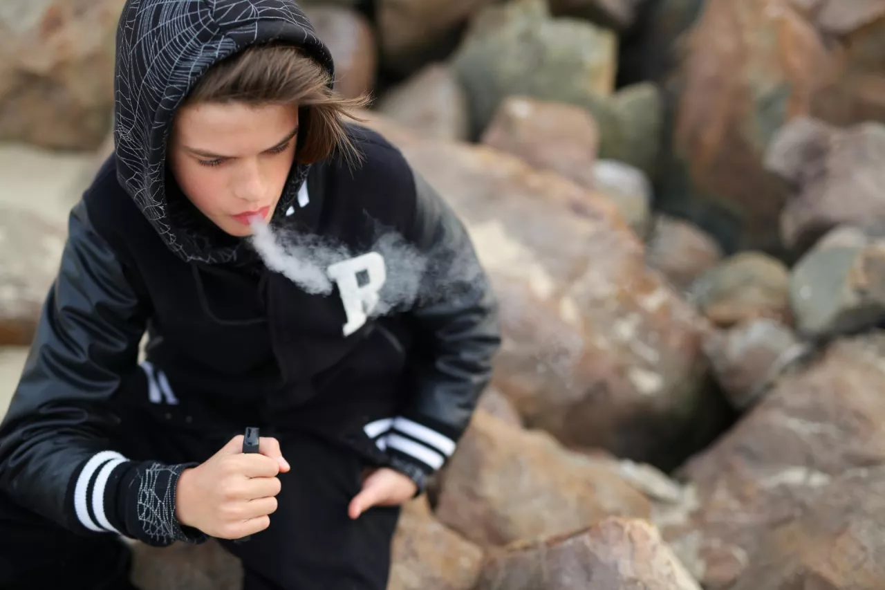 Trzynastolatek ”wapujący” e-papierosa (Shuterstock)