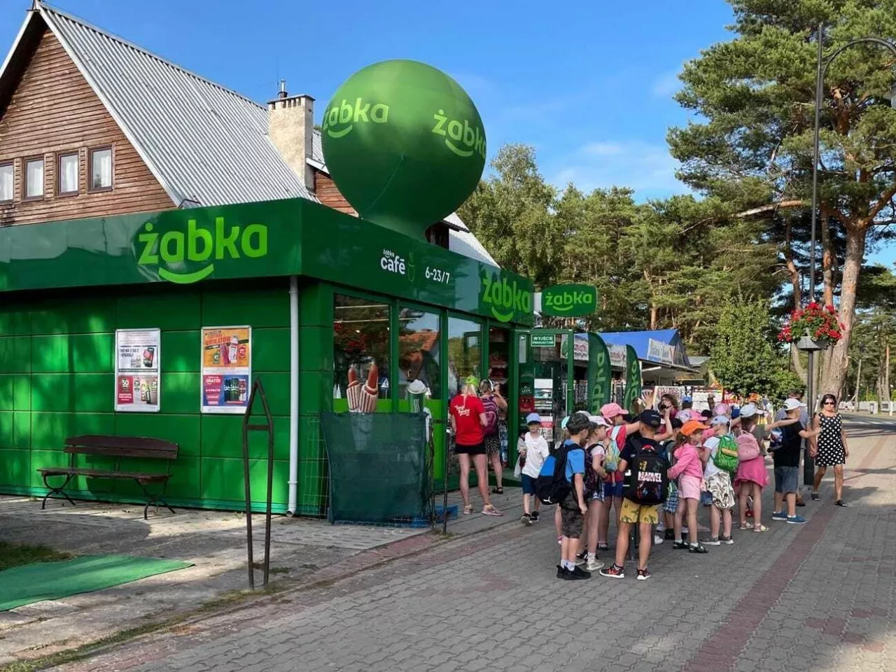 <p>Sklep sezonowy sieci Żabka (Żabka Polska)</p>