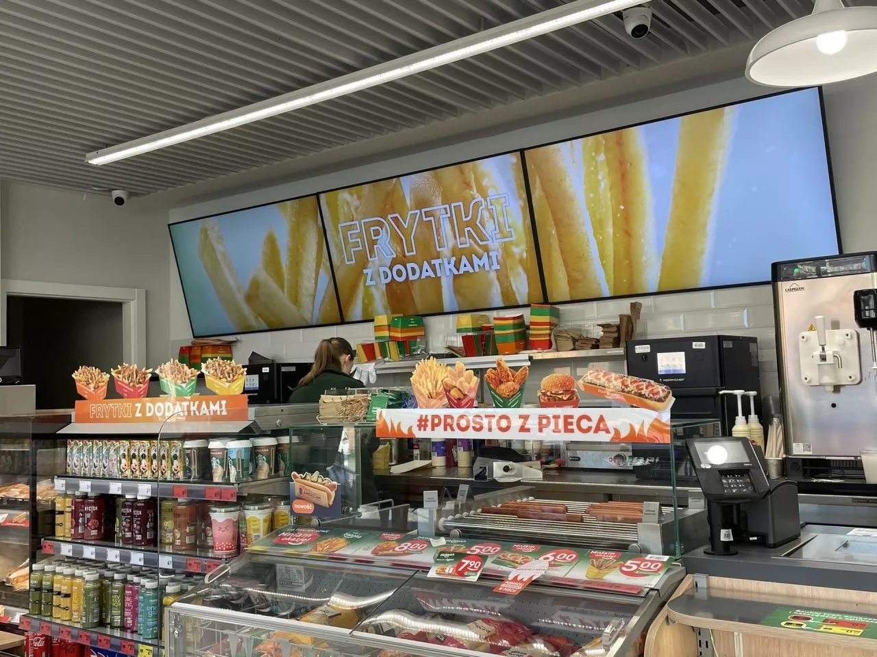 <p>Nowa Żabka z rozbudowaną ofertą gastro (fot. MK)</p>