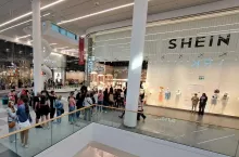 Pierwszy w Polsce tymczasowy sklep marki Shein przyciągnął tłumy klientów (fot. MK, wiadomoscihandlowe.pl)