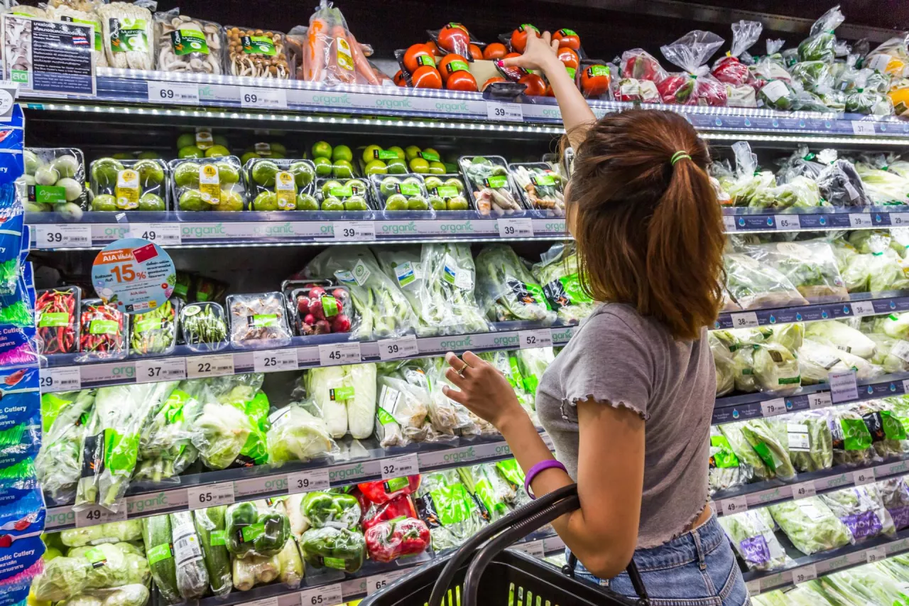Nie wszystkie produkty spożywcze drożeją - od tej zasady są wyjątki (fot. Extarz/Shutterstock)