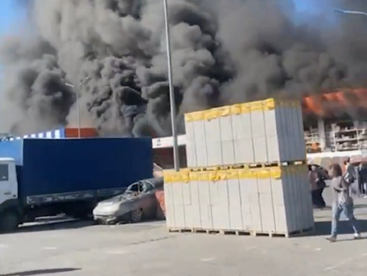 Hipermarket EpicentrK w Charkowie chwilę po ataku (fot. za: Twitter)