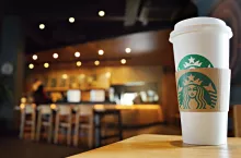 <p>Kawiarnia Starbucks (fot. Shutterstock)</p>