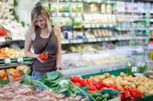 Ponad 40 proc. kasjerów w sklepach otrzymuje pytania od klientów o planowany wzrost cen ze względu na niedawny powrót 5 proc. stawki VAT na żywność (fot. Shutterstock)