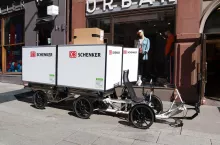Dostawy ostatniej mili w wydaniu DB Schenker – towarowy rower w strefie dla pieszych w centrum Oslo (Shutterstock)