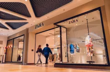 Sklep marki Zara w centrum handlowym w Warszawie (Shutterstock)
