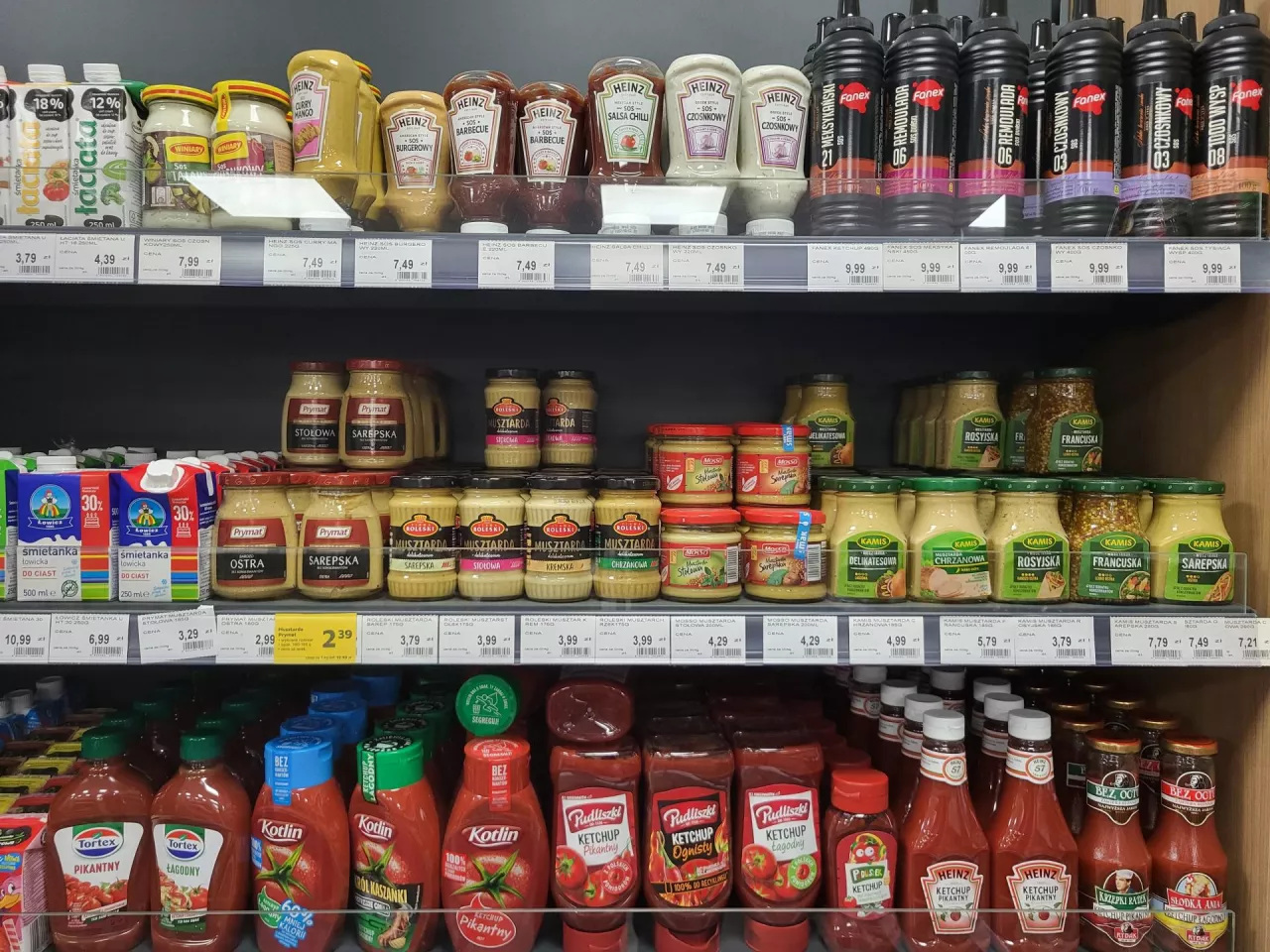 <p>Ekspozycja sosów i ketchupów w modelowym sklepie Odido Elevate</p>