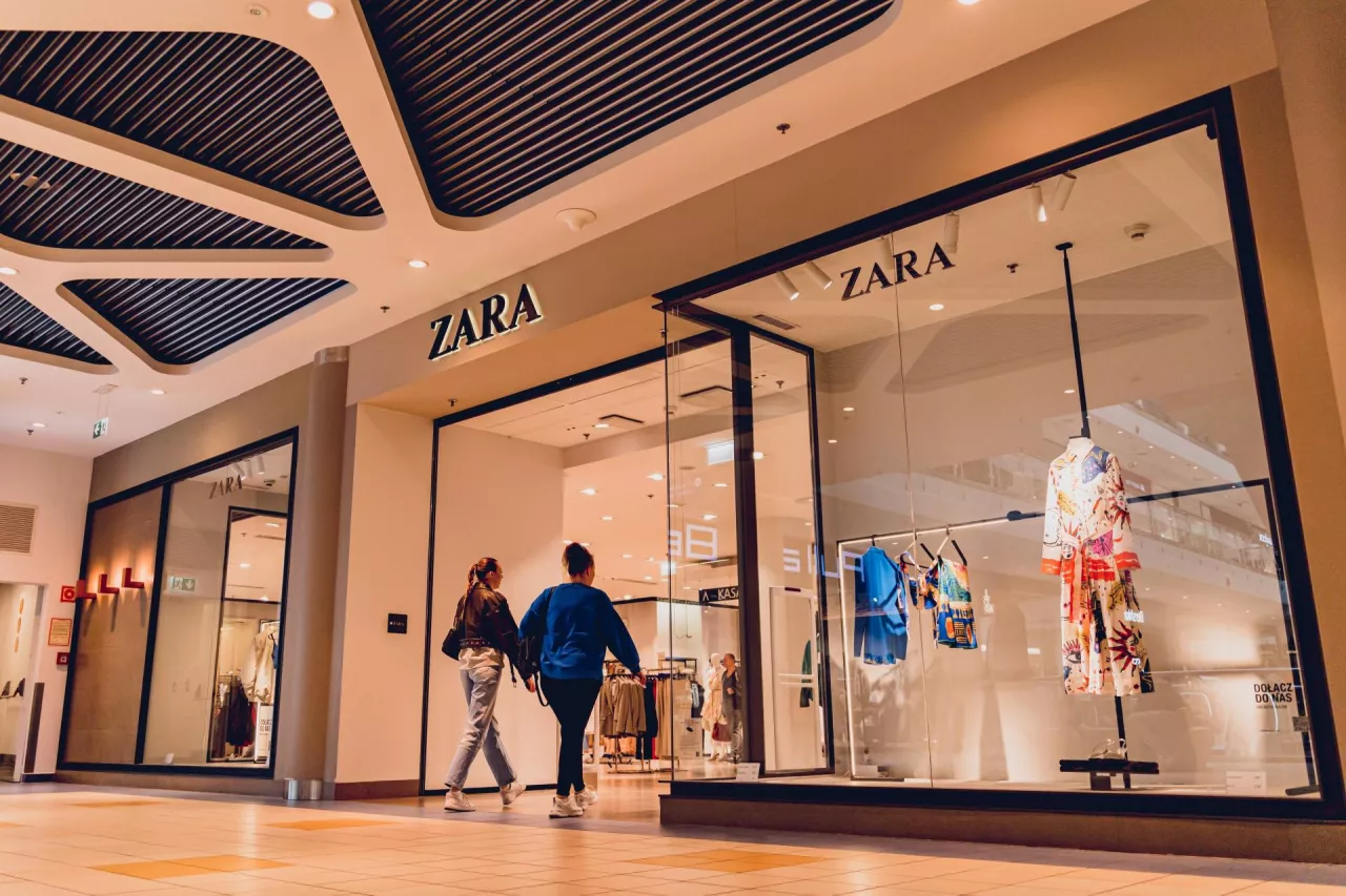 Sklep marki Zara w centrum handlowym w Warszawie (Shutterstock)