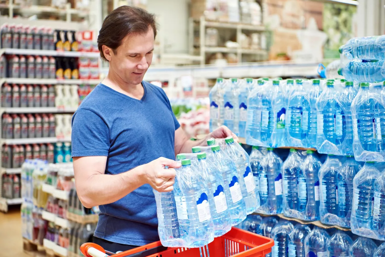 Największą popularnością cieszy się woda niegazowana, ale to segment wody lekko gazowanej rozwija się najszybciej (fot. Shutterstock)