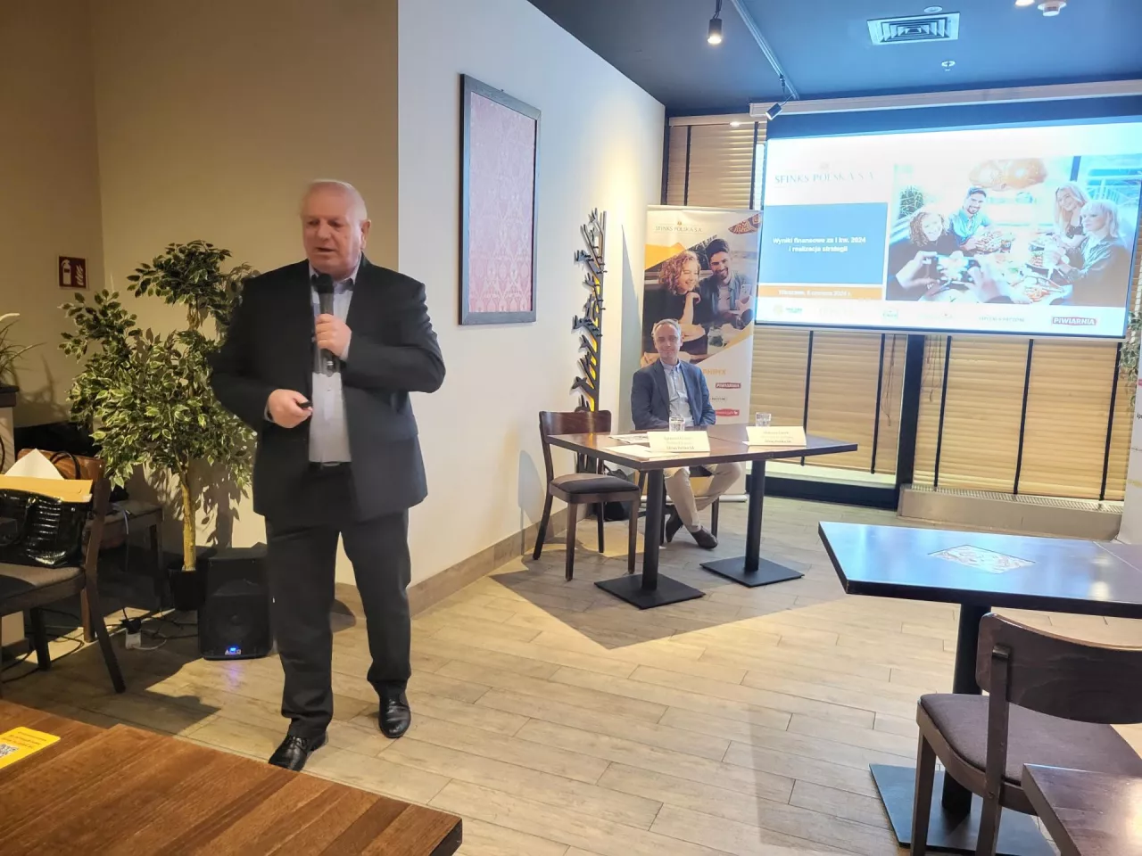 <p>Sylwester Cacek - prezes Sfinks Polska</p>