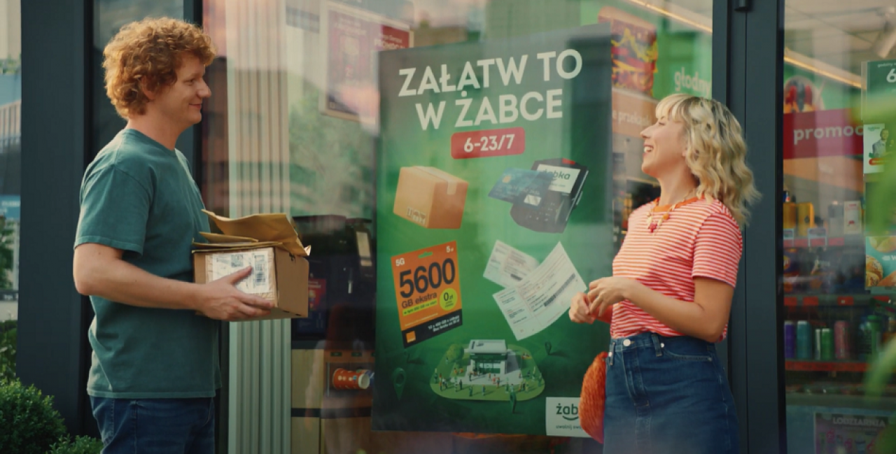 <p>Sieć promuje usługi dodatkowe, jakie można zrealizować w jej sklepach</p>