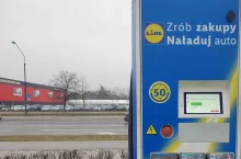 Stacja ładowania na parkingu przy sklepie Lidl (fot. wiadomoscihandlowe.pl)
