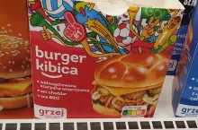 Na zdj. burger kibica w Żabce (fot. wiadomoscihandlowe.pl)