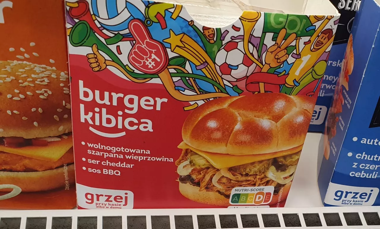 Na zdj. burger kibica w Żabce (fot. wiadomoscihandlowe.pl)