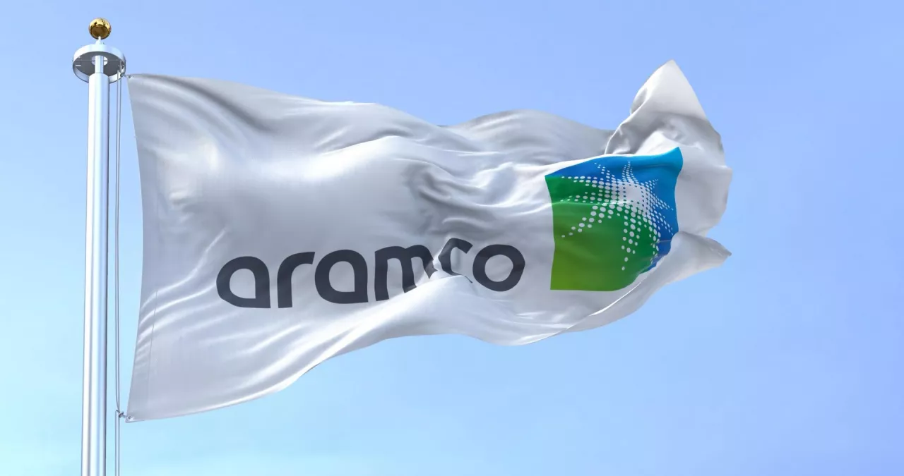 Na niektórych polskich stacjach paliw będzie można zobaczyć logo Aramco (Shutterstock)