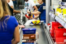 Nowo zatrudnieni pracownicy sklepów Lidl mogą od lipca br. liczyć na pensję w wysokości od 4750 zł brutto, to o 450 zł więcej niż będzie wynosić płaca minimalna (fot. Shutterstock)