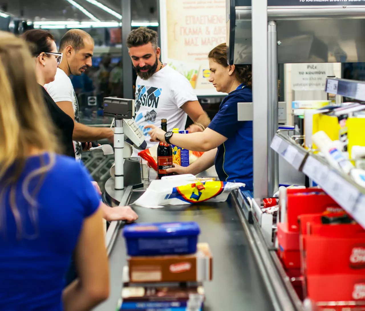 Nowo zatrudnieni pracownicy sklepów Lidl mogą od lipca br. liczyć na pensję w wysokości od 4750 zł brutto, to o 450 zł więcej niż będzie wynosić płaca minimalna (fot. Shutterstock)