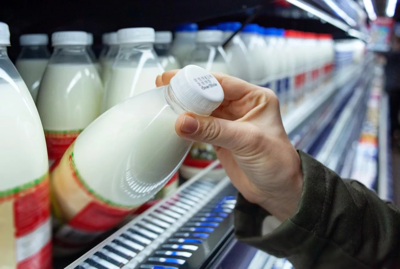 Resort klimatu zdecydował się wreszcie wyłączyć opakowania po mleku i produktach mlecznych z systemu kaucyjnego (fot. Shutterstock)