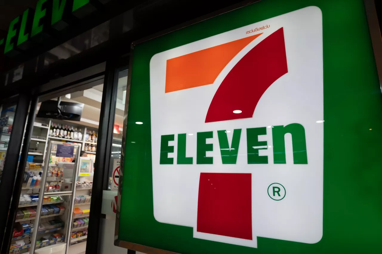 <p>Sklep 7-Eleven (fot. Shutterstock)</p>