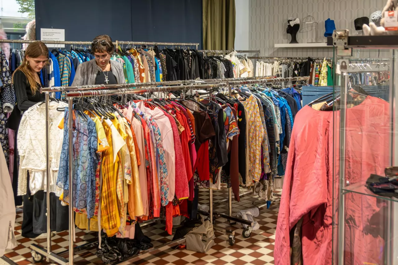 40 proc. użytkowników platformy Vinted w Polsce ma garderobę składającą się głównie z rzeczy używanych (fot. Shutterstock)