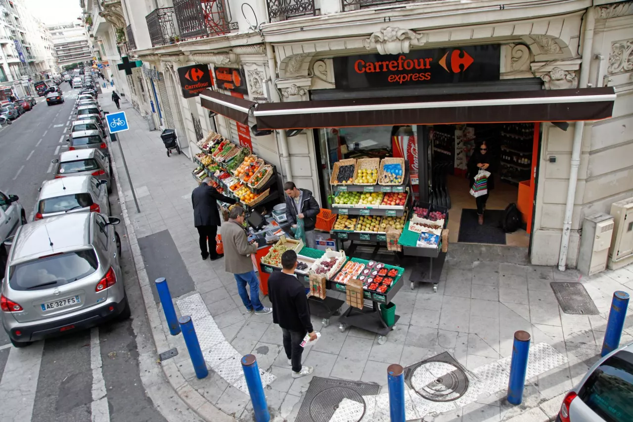 Sklep Carrefour Express w Nicei we Francji (Shutterstock)