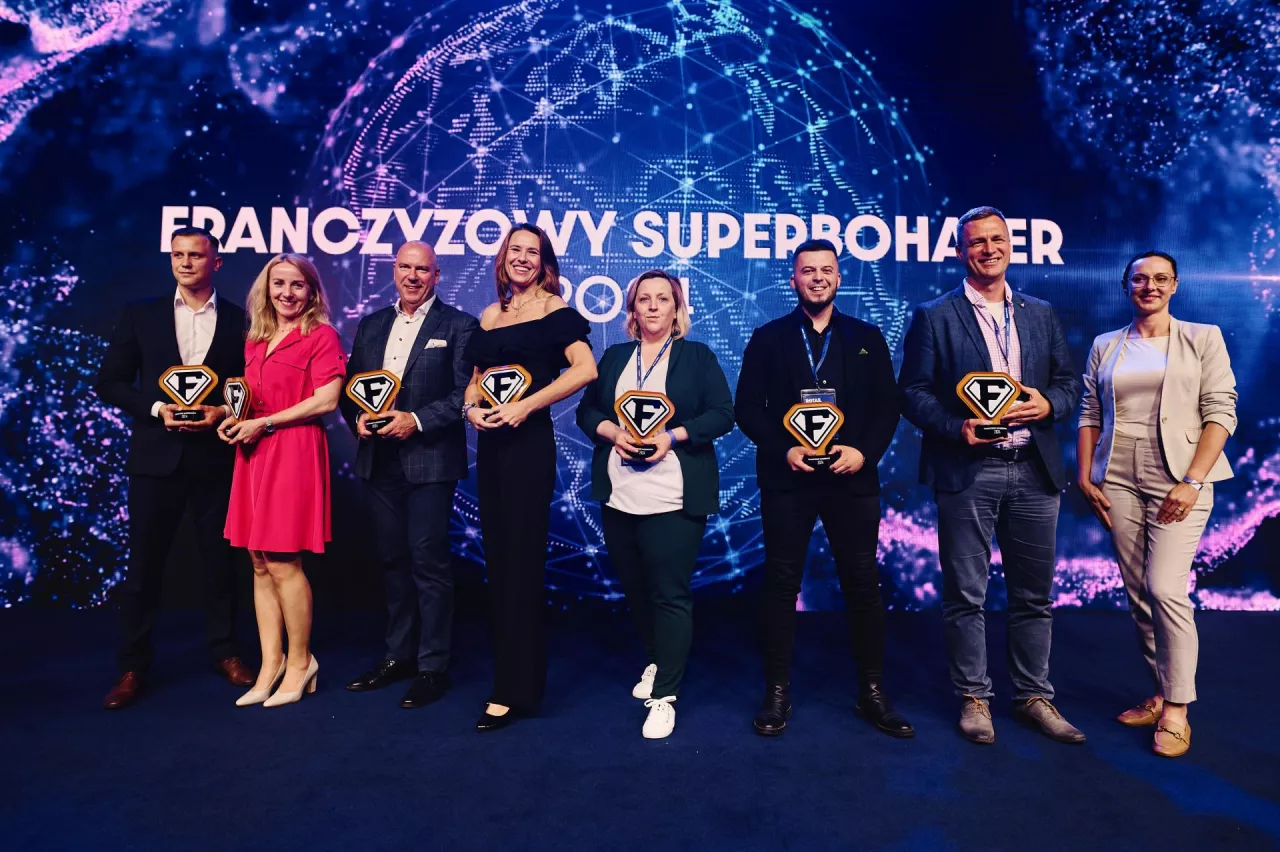 <p>Franczyzowy Superbohater 2024 - wręczenie statuetek podczas kongresu Retail Trends 2024 (fot. wiadomoscihandlowe.pl)</p>