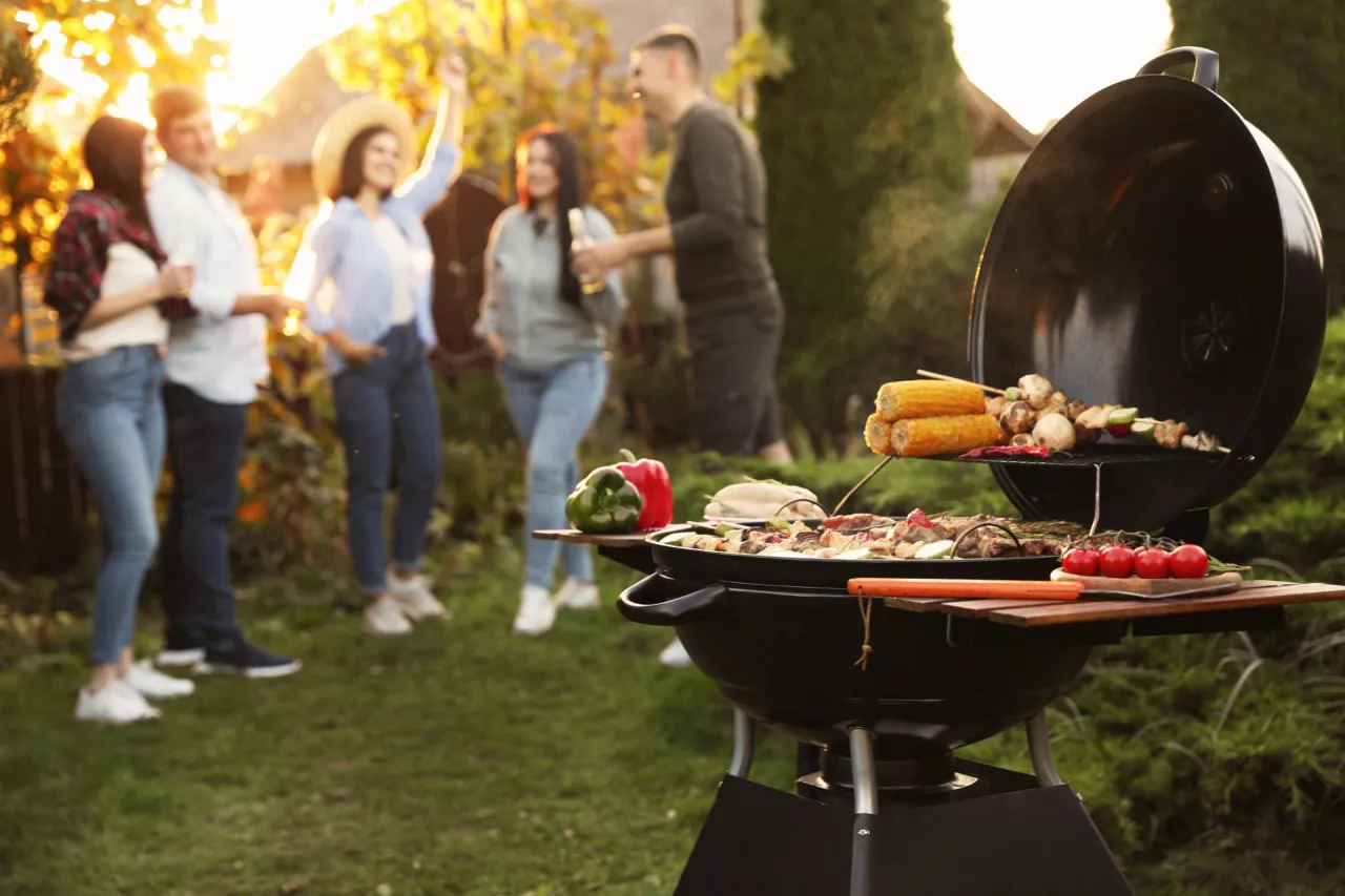 <p>Sezon grillowy zwiększa sprzedaż niektórych kategorii produktowych (fot. Shutterstock)</p>