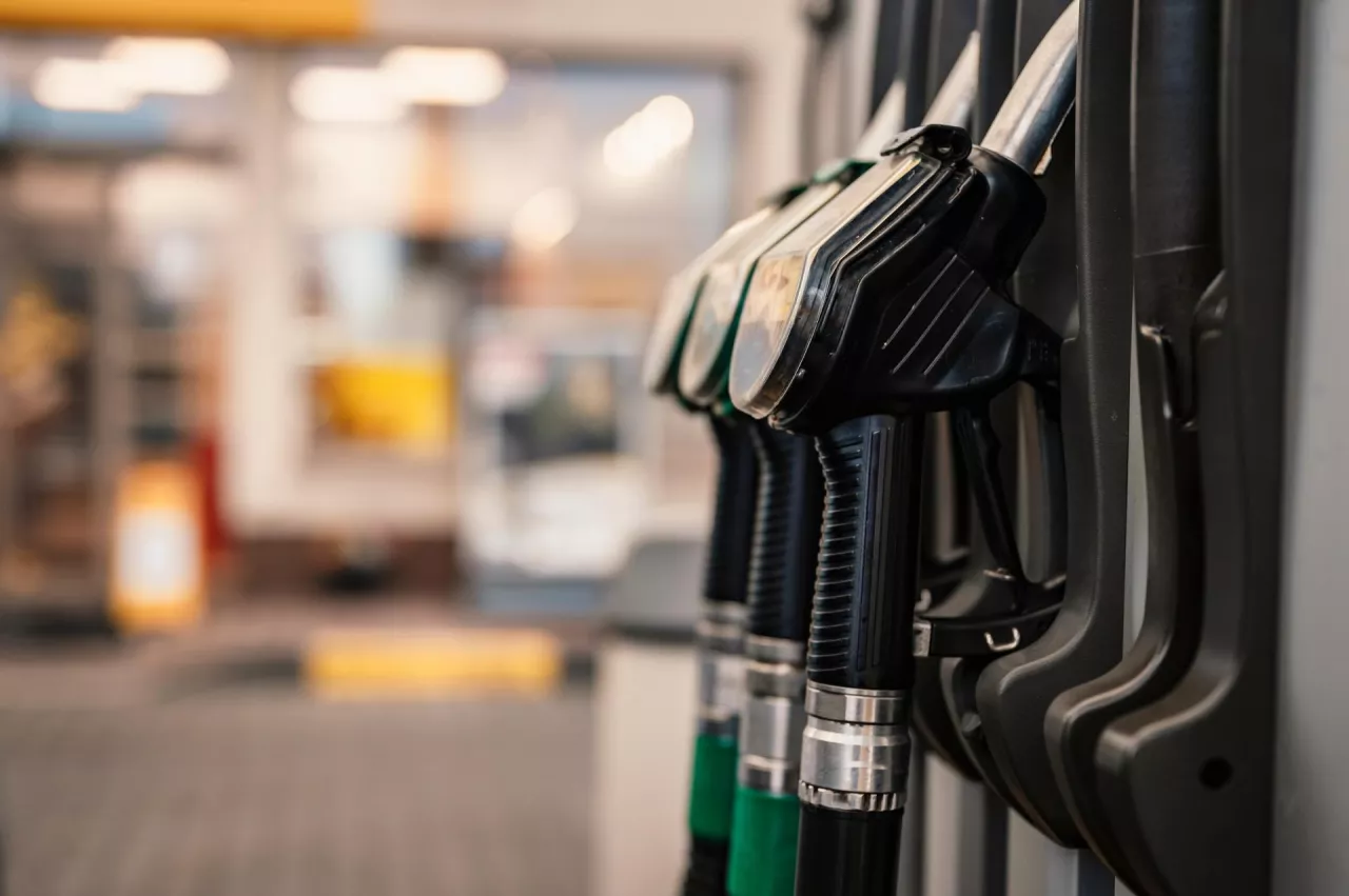 Rządowy projekt ustawy zakazujący sprzedaży alkoholu na stacjach paliw zakłada prohibicję wyłącznie w godzinach nocnych (fot. Shutterstock)
