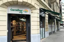 Sklep sieci Carrefour z tęczowym logo (fot. Carrefour)