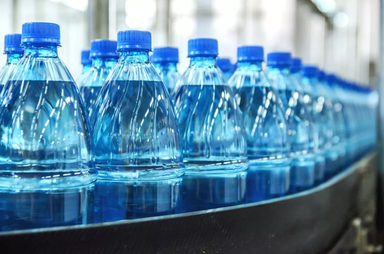 Korki w butelkach muszą być przytwierdzone na stałe (fot. Shutterstock)