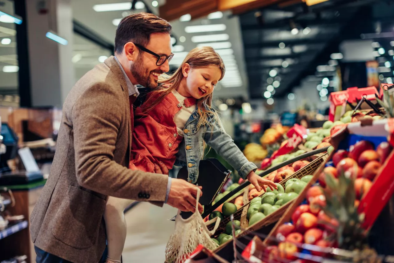 Co drugi konsument w Polsce deklaruje zwiększanie wydatków na świeże warzywa i owoce, a co trzeci na suplementy diety oraz tyby i owoce morza (fot. Shutterstock)