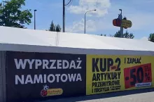 Namiot wyprzedażowy Biedronki (fot. mat. pras.)
