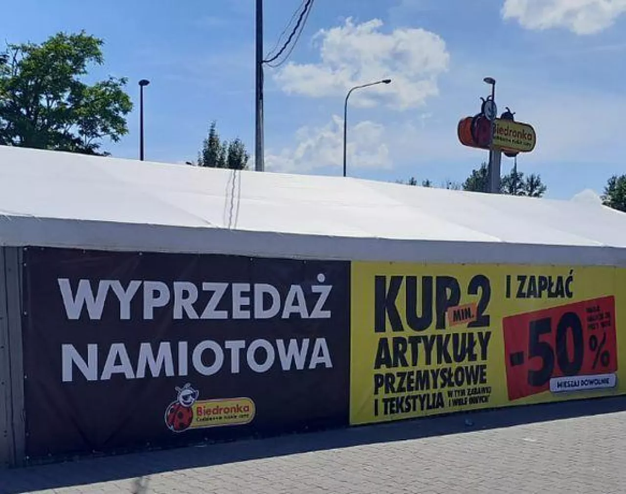 Namiot wyprzedażowy Biedronki (fot. mat. pras.)