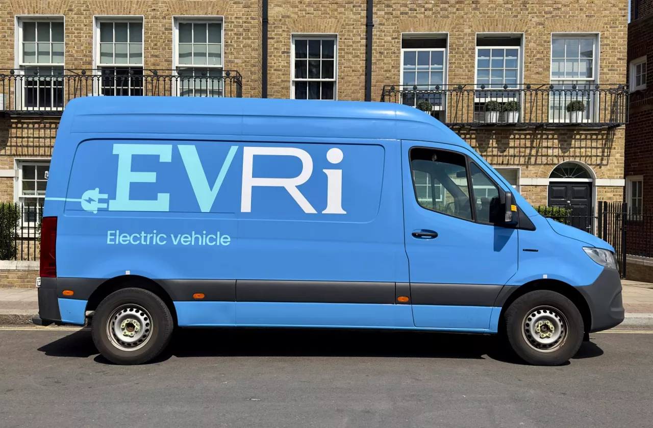 Elektryczne auto firmy kurierskiej Evri (fot. Nigel J. Harris/Shutterstock)