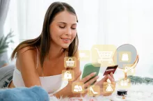 Popularność zakupów na smartfonach jest podobna do popularności zakupów dokonywanych na komputerze (fot. Shutterstock)