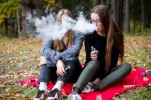 Co drugi Polak w wieku 16-17 lat przyznaje, że palił jednorazowe e-papierosy (fot. Shutterstock) 