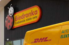 Biedronka i DHL eCommerce Polska będą rozwijać sieć maszyn do odbioru przesyłek, fot. Biedronka