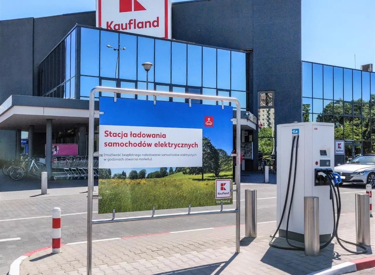 Stacja ładowania samochodów elektrycznych, należąca do sieci Kaufland (fot. mat. prasowe)