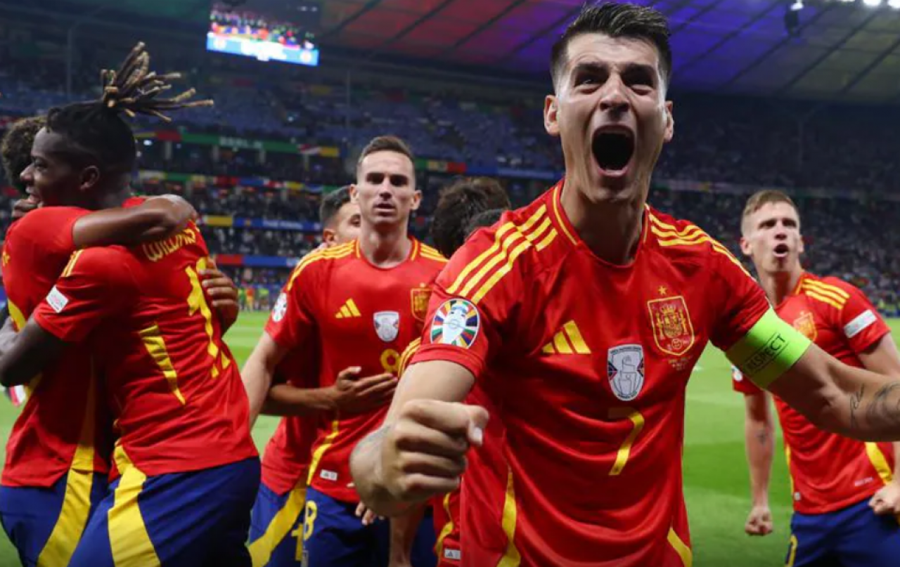 Drużyna Hiszpanii zdobywa puchar Euro2024, fot. UEFA