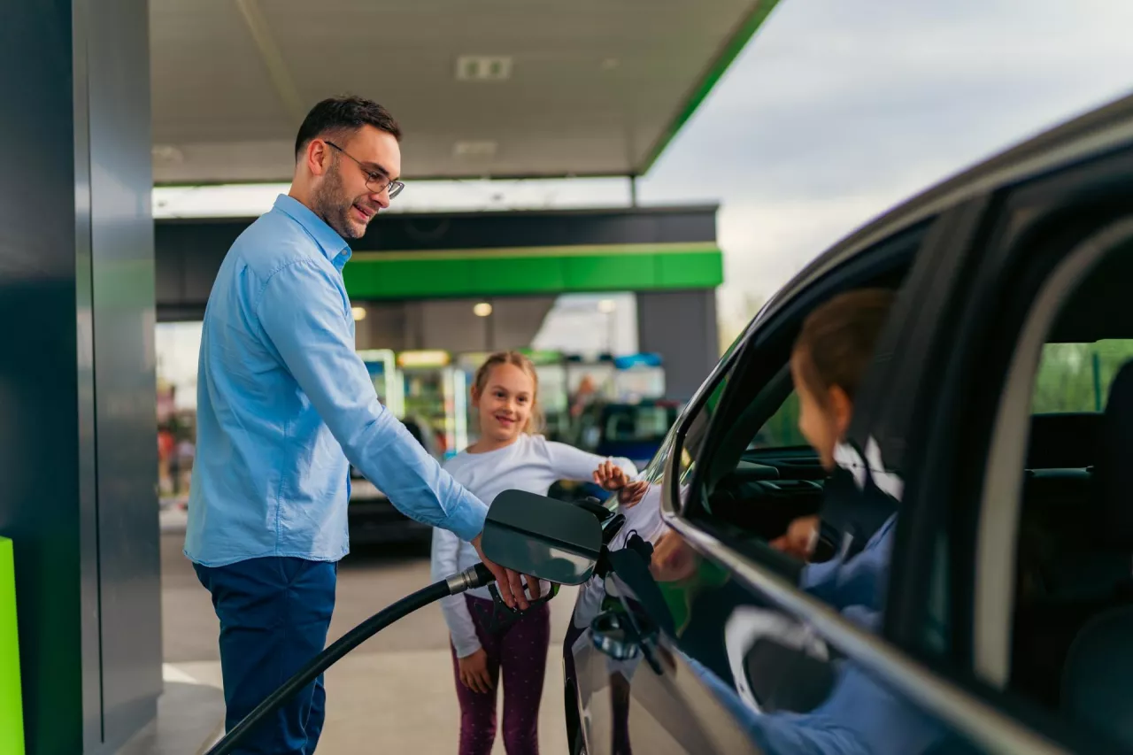 Ceny detaliczne paliw spadają (fot. Shutterstock)