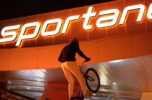 Kadr z filmu nakreconego podczas otwarcia pierwszego sklepu Sportano (youtube.com/@sportano_pl8677)