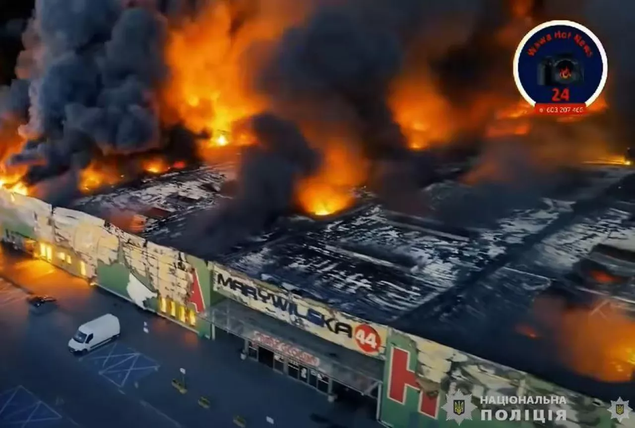 Kadr z pożaru CH Marywilska 44 w filmie ukraińskiej policji (youtube.com)