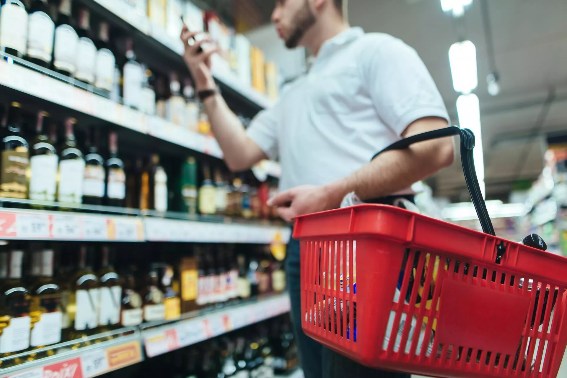 Polacy wydają na alkohol coraz więcej pieniędzy. Czy to wynik inflacji czy zmian w koszykach?