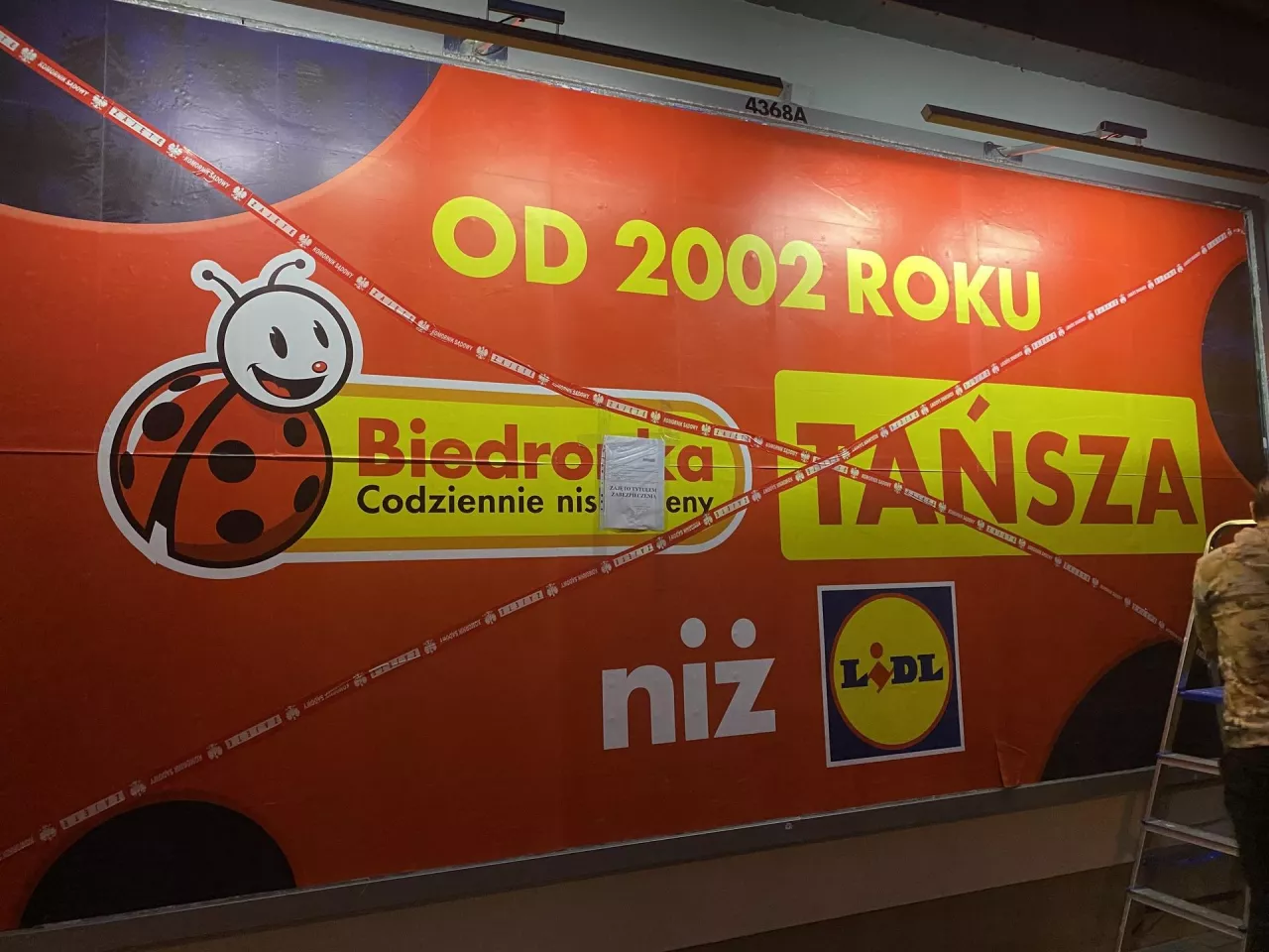 Plakat Biedronki zajęty przez komornika sądowego (fot. wiadomoscihandlowe.pl)