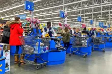 Strefa kas w sklepie sieci Walmart (fot. QualityHD/Shutterstock)