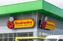 Sieć Biedronka wprowadza nowe stanowisko w swoich sklepach. Zadaniem asystenta kas samoobsługowych będzie wspieranie obsługi klientów (fot. Krzysztof Bubel/Shutterstock)