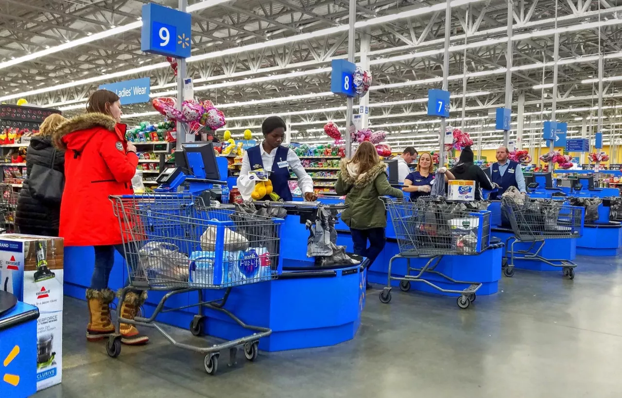 Strefa kas w sklepie sieci Walmart (fot. QualityHD/Shutterstock)