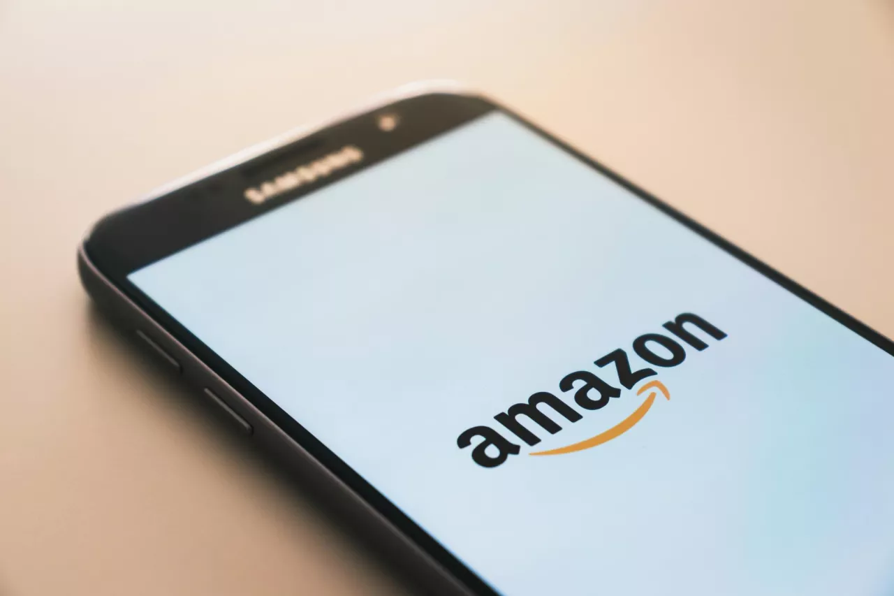Amazon zmienia zasady naliczania VAT w Europie dla sprzedaży B2B (fot. Christian Wiediger/Unsplash)